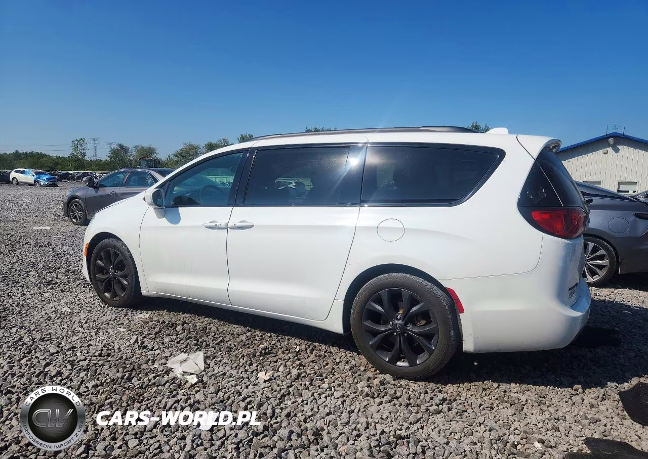 2019 Chrysler Pacifica Touring L Plus VIN:2C4RC1EG0KR742014 - 2