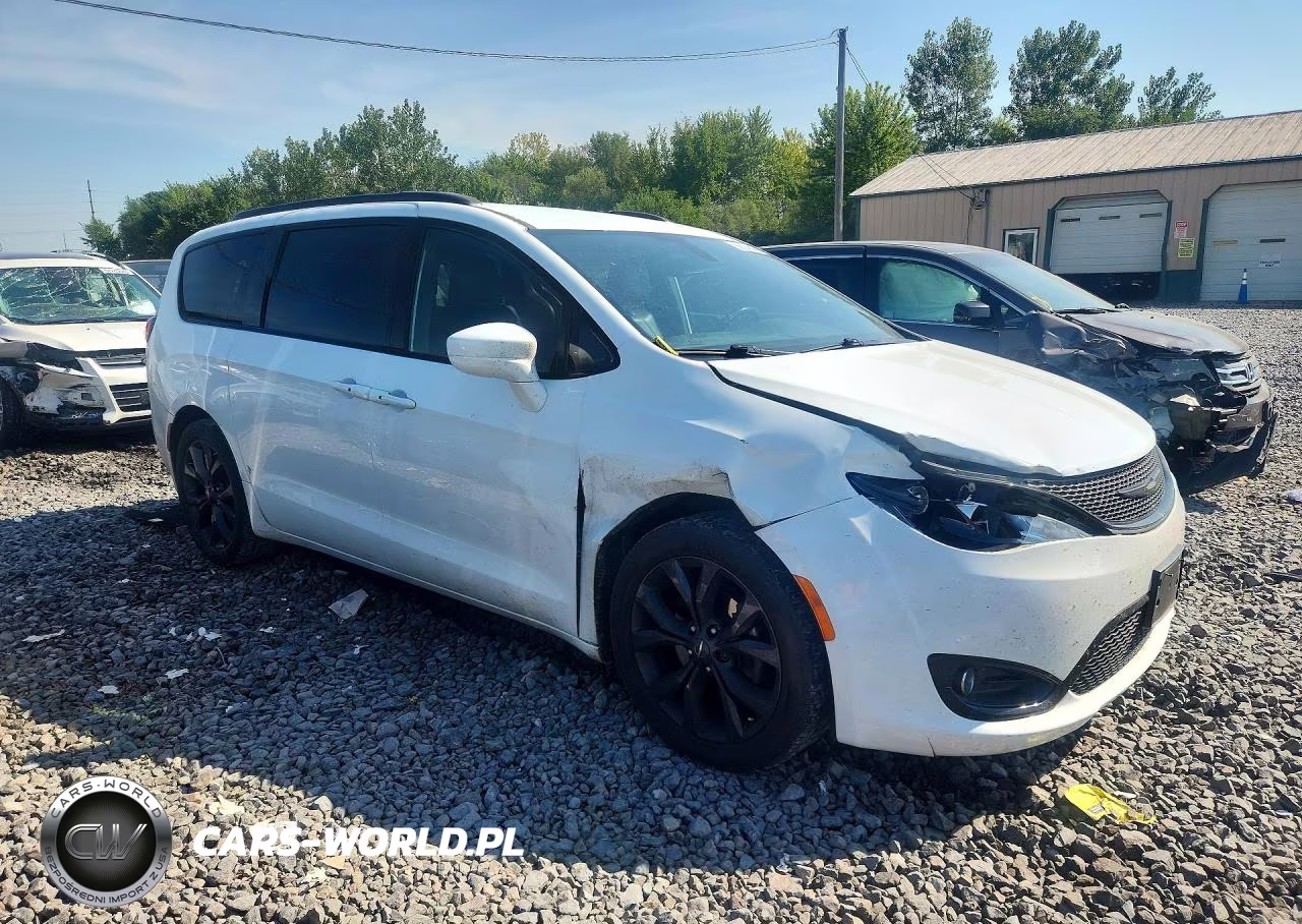 2019 Chrysler Pacifica Touring L Plus VIN:2C4RC1EG0KR742014 - 4