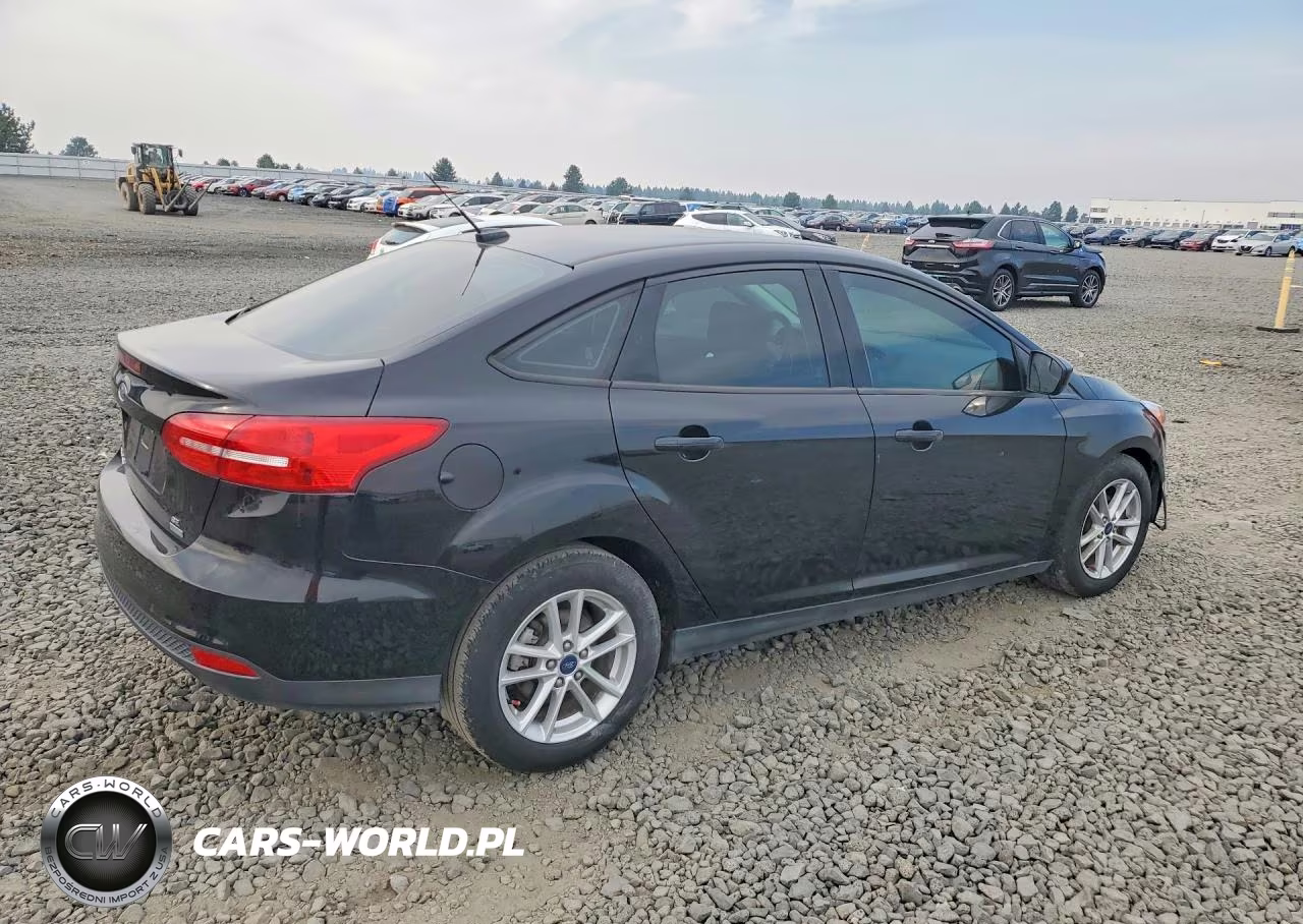 2018 Ford Focus Se VIN:1FADP3FE2JL304650 - 3