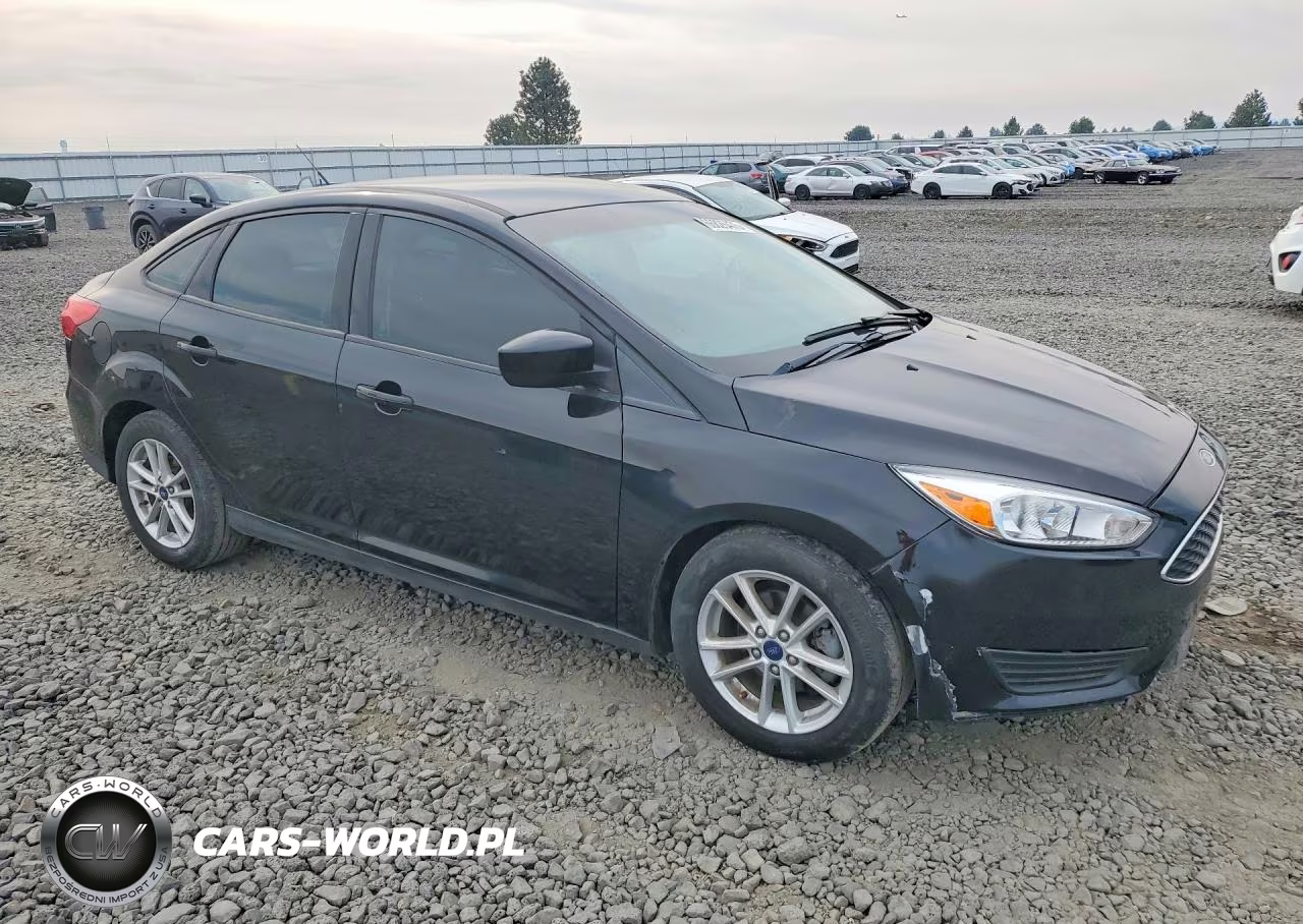 2018 Ford Focus Se VIN:1FADP3FE2JL304650 - 4