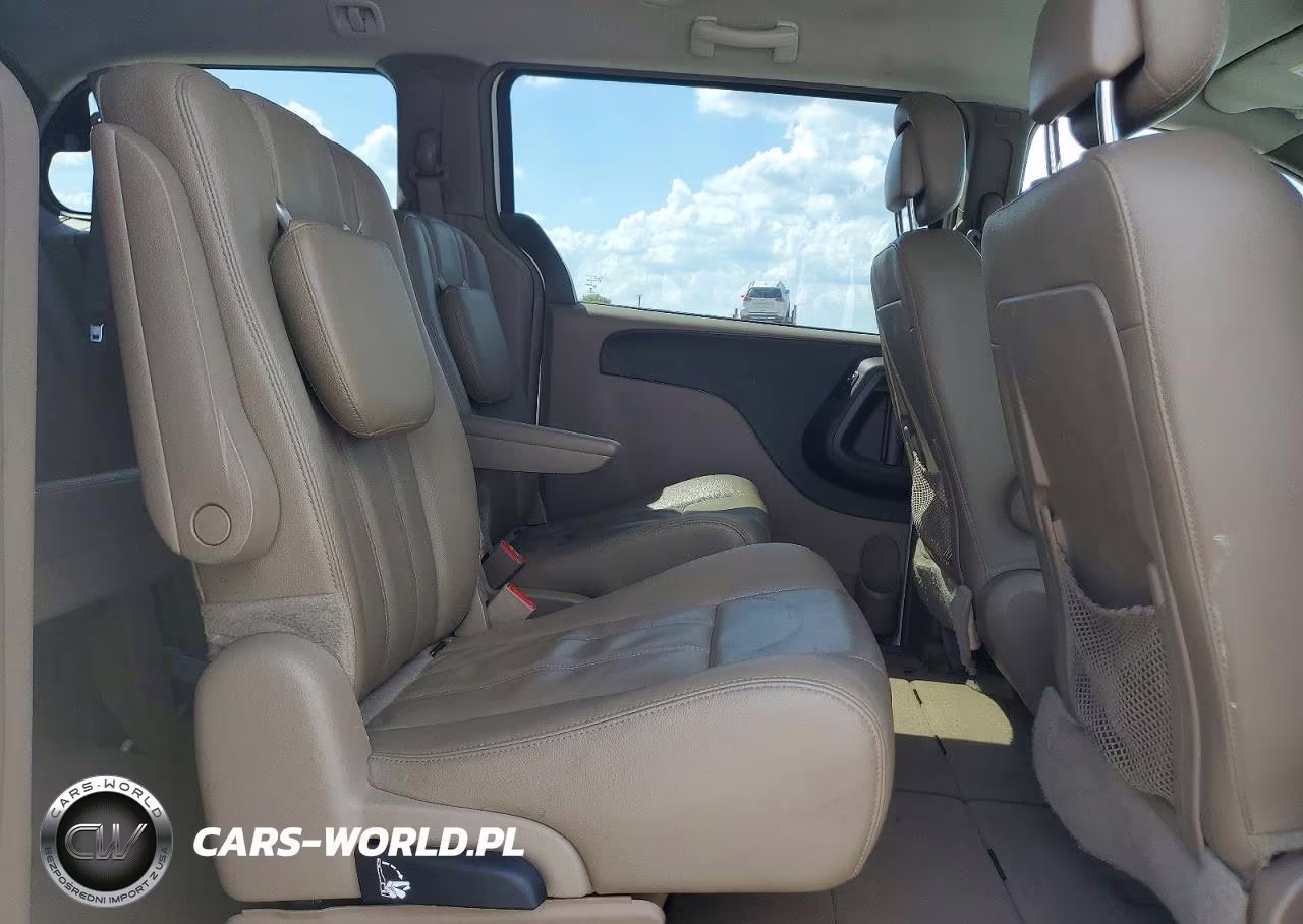 2015 Chrysler Town & Country Touring VIN:2C4RC1BG5FR694570 - 11