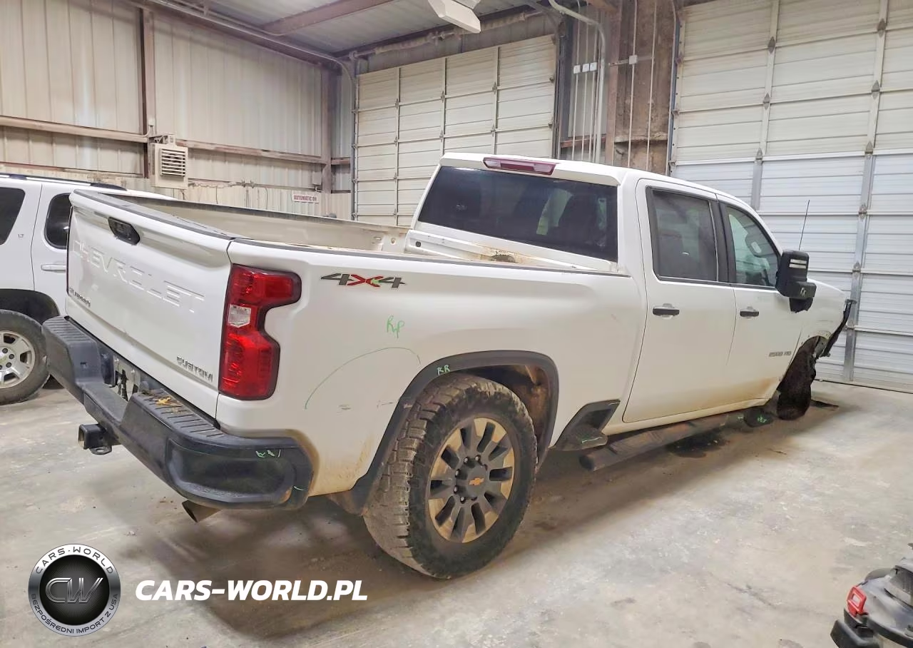 2023 Chevrolet Silverado K2500 Custom VIN:2GC4YME73P1732158 - 3