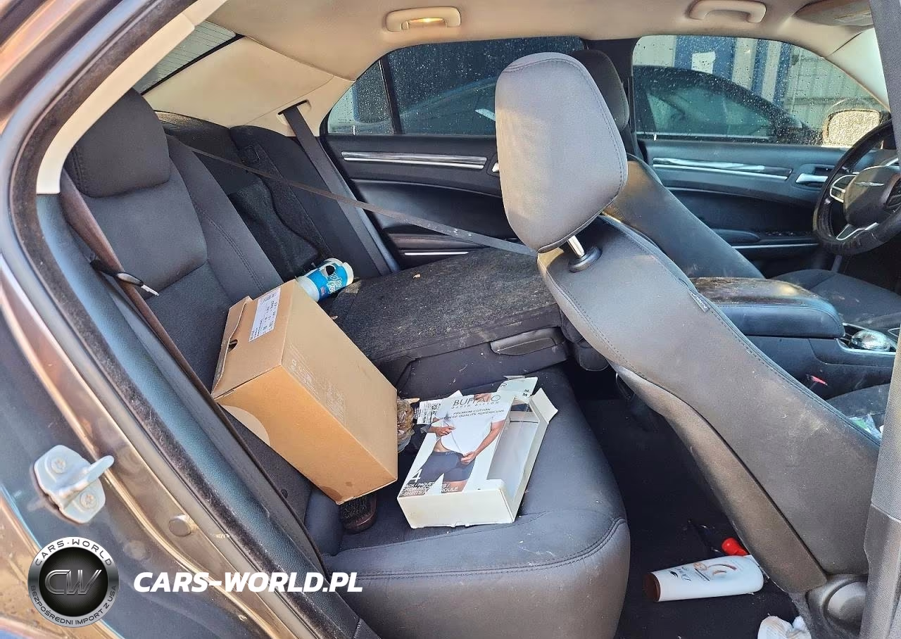 2019 Chrysler 300 Touring VIN:2C3CCAAG4KH614333 - 10