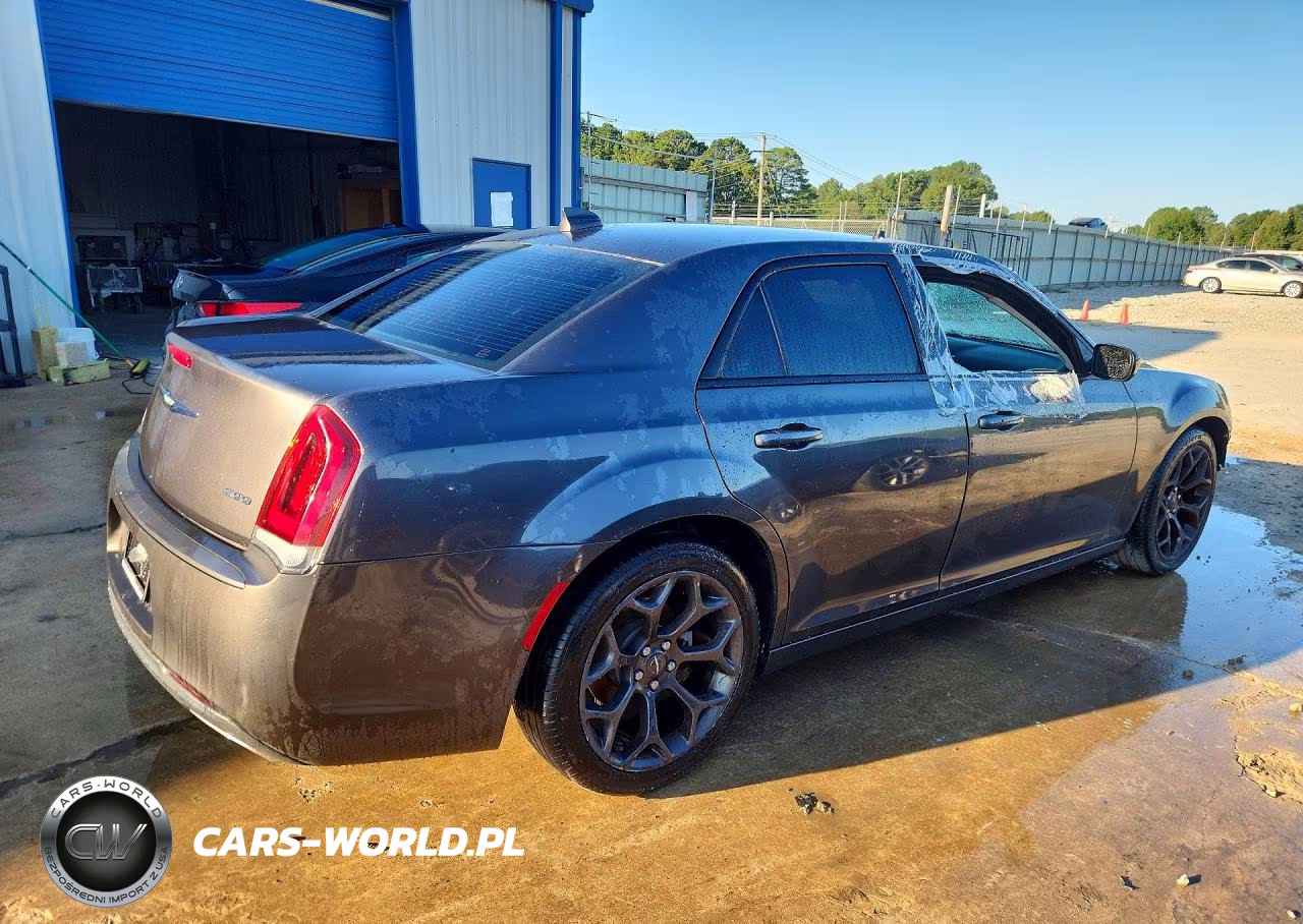 2019 Chrysler 300 Touring VIN:2C3CCAAG4KH614333 - 3