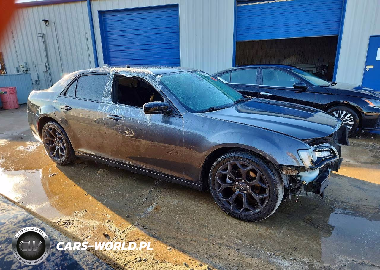 2019 Chrysler 300 Touring VIN:2C3CCAAG4KH614333 - 4