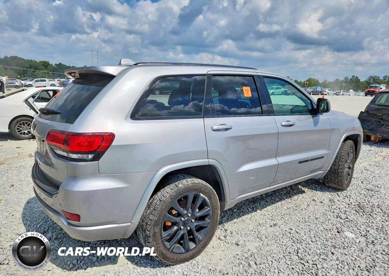 2018 Jeep Grand Cherokee Laredo VIN:1C4RJEAG5JC110006 - 3