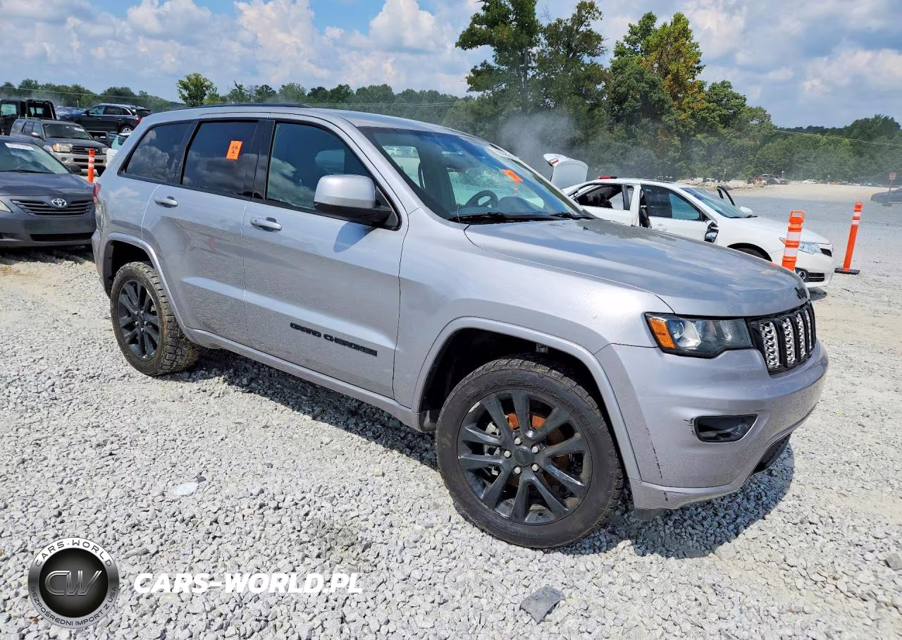 2018 Jeep Grand Cherokee Laredo VIN:1C4RJEAG5JC110006 - 4