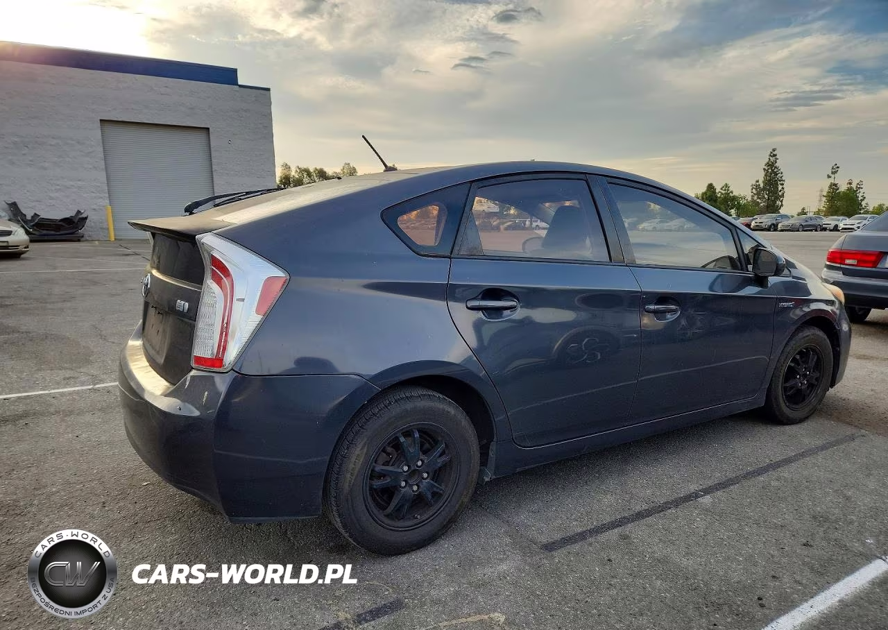 2013 Toyota Prius Two VIN:JTDKN3DU5D1707202 - 3