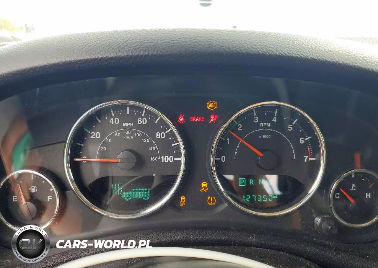 2018 Jeep Wrangler Unlimited Sahara VIN:1C4HJWEG4JL925115 - 9