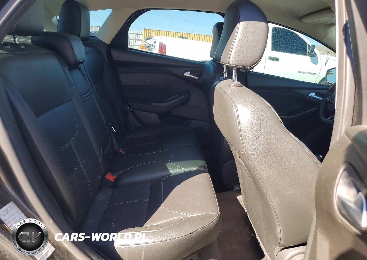 2016 Ford Focus Se VIN:1FADP3K21GL311755 - 10