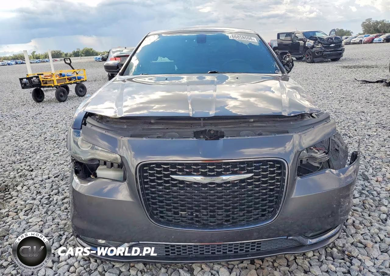 2018 Chrysler 300 S VIN:2C3CCABG1JH141214 - 5