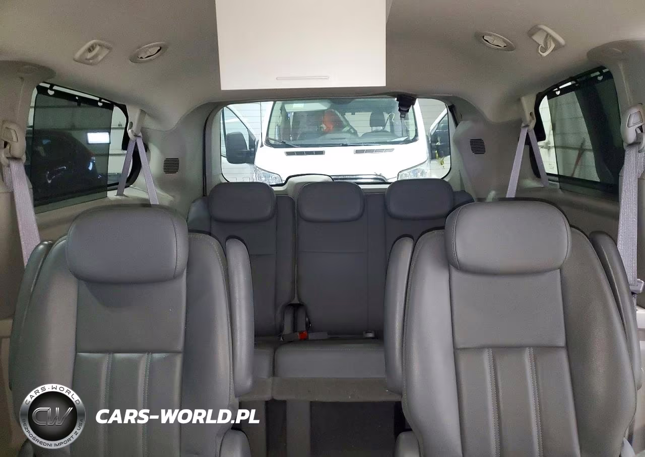 2010 Chrysler Town & Country Touring VIN:2A4RR5D10AR217756 - 10