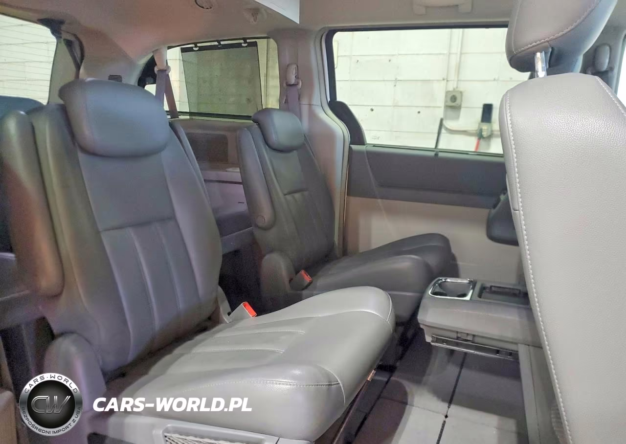 2010 Chrysler Town & Country Touring VIN:2A4RR5D10AR217756 - 11