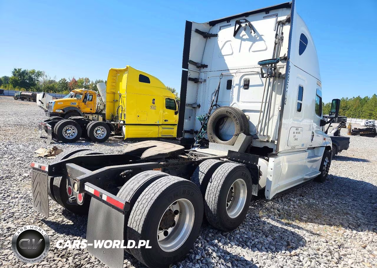2015 Freightliner Cascadia 125 VIN:3AKJGLD53FSGD8463 - 3