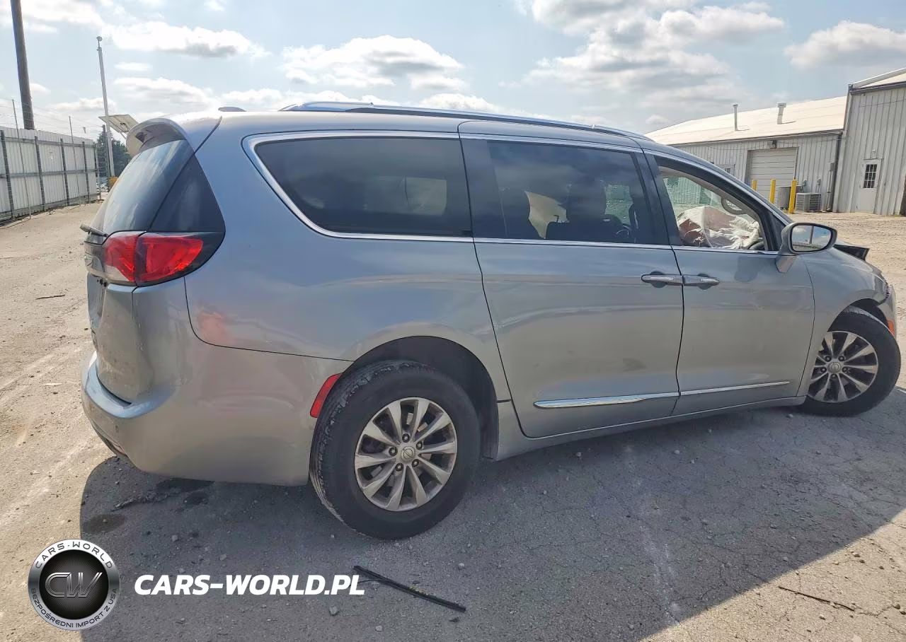 2019 Chrysler Pacifica Touring L VIN:2C4RC1BG4KR523478 - 3