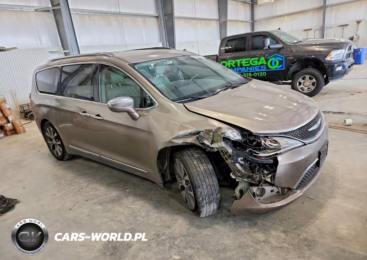 2018 Chrysler Pacifica Limited VIN:2C4RC1GG8JR252433 - 4
