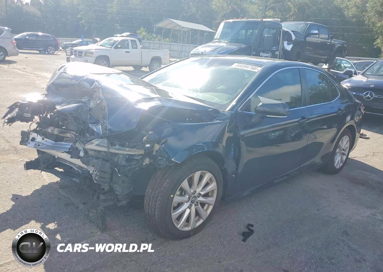 2018 Toyota Camry Le VIN:4T1B11HKXJU621351 - 1