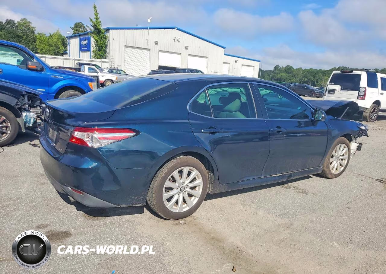 2018 Toyota Camry Le VIN:4T1B11HKXJU621351 - 3