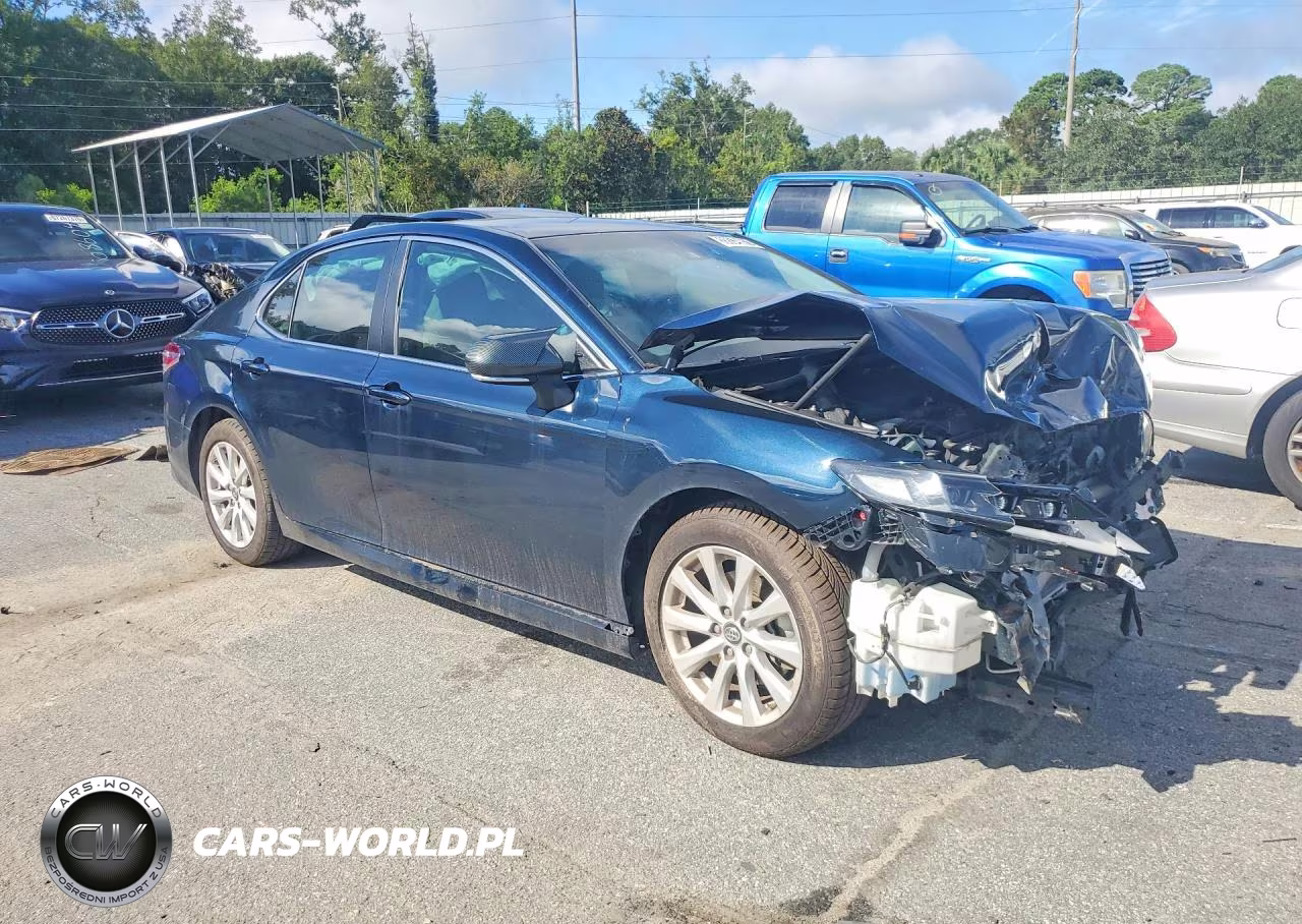 2018 Toyota Camry Le VIN:4T1B11HKXJU621351 - 4
