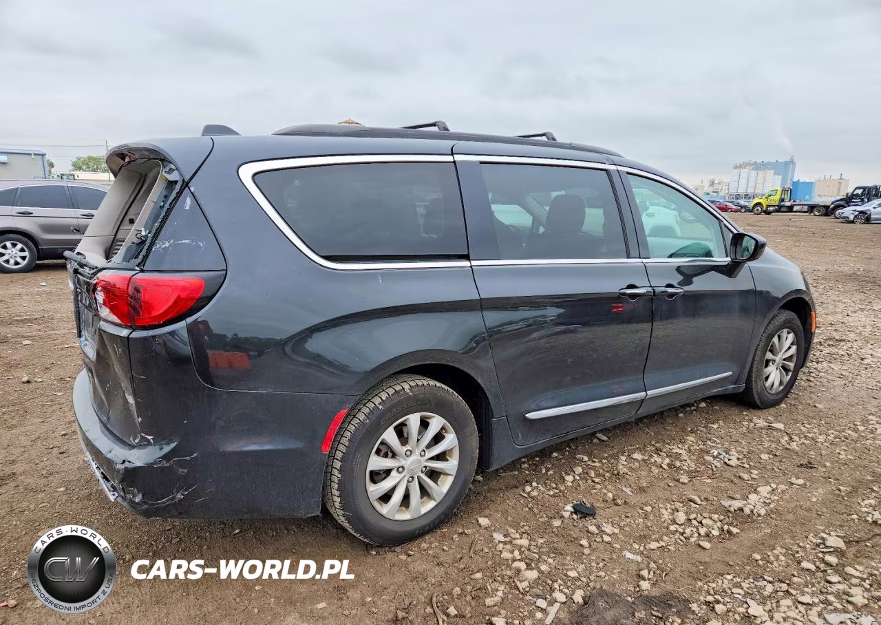 2017 Chrysler Pacifica Touring L VIN:2C4RC1BG4HR627350 - 3