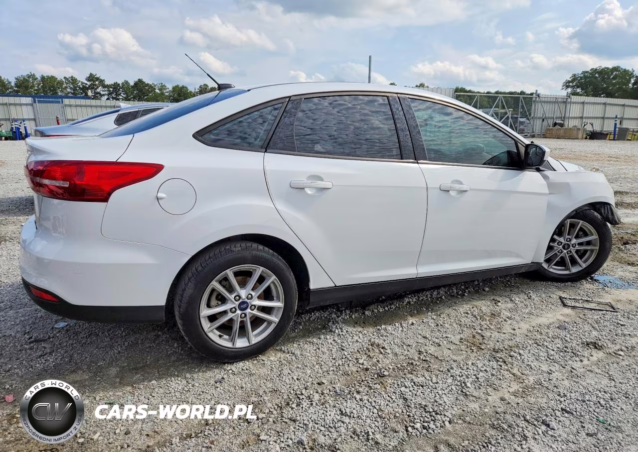 2018 Ford Focus Se VIN:1FADP3FE8JL322800 - 3