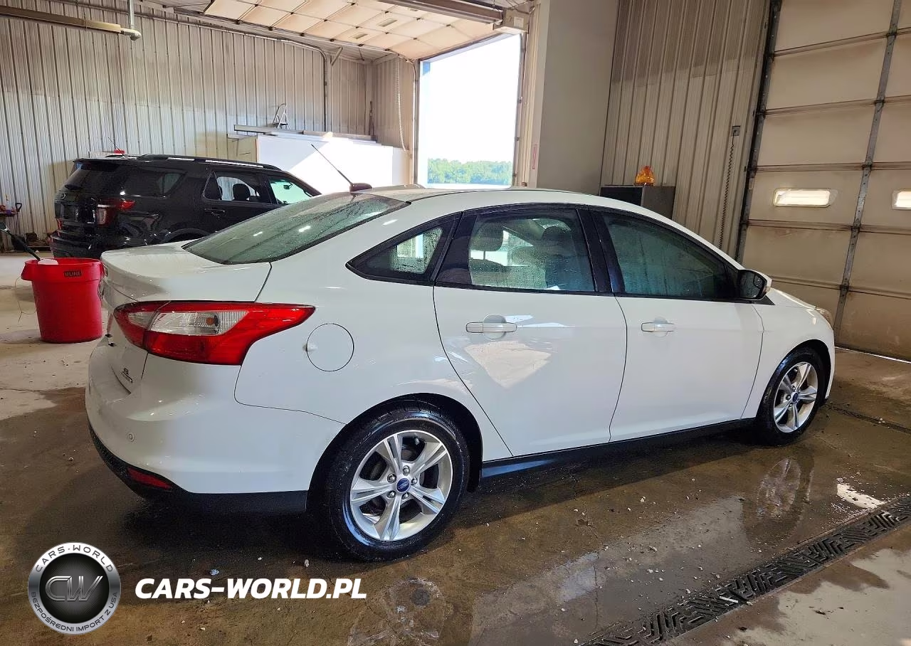 2014 Ford Focus Se VIN:1FADP3F28EL309847 - 3
