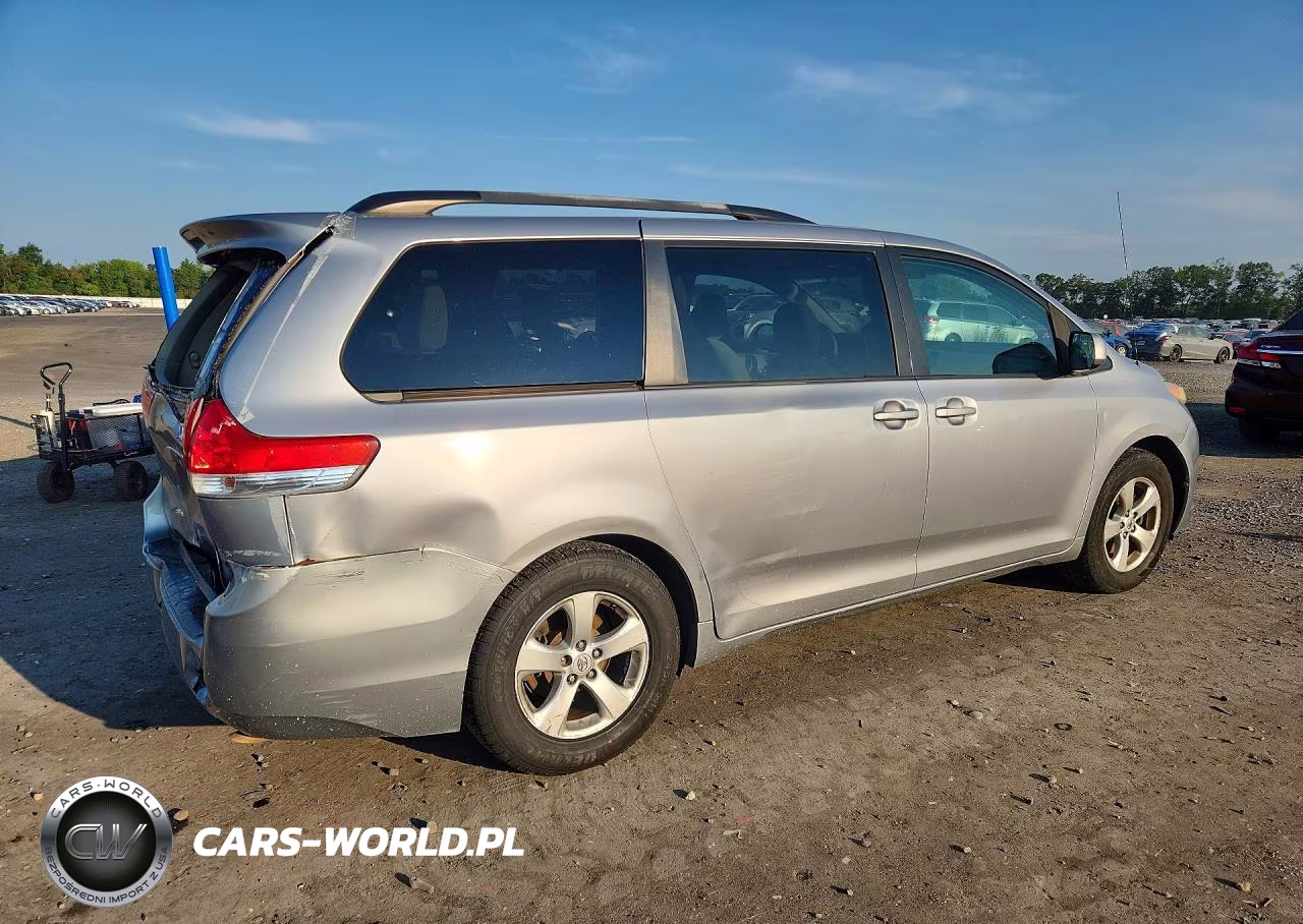 2011 Toyota Sienna Le VIN:5TDKK3DC2BS148076 - 3