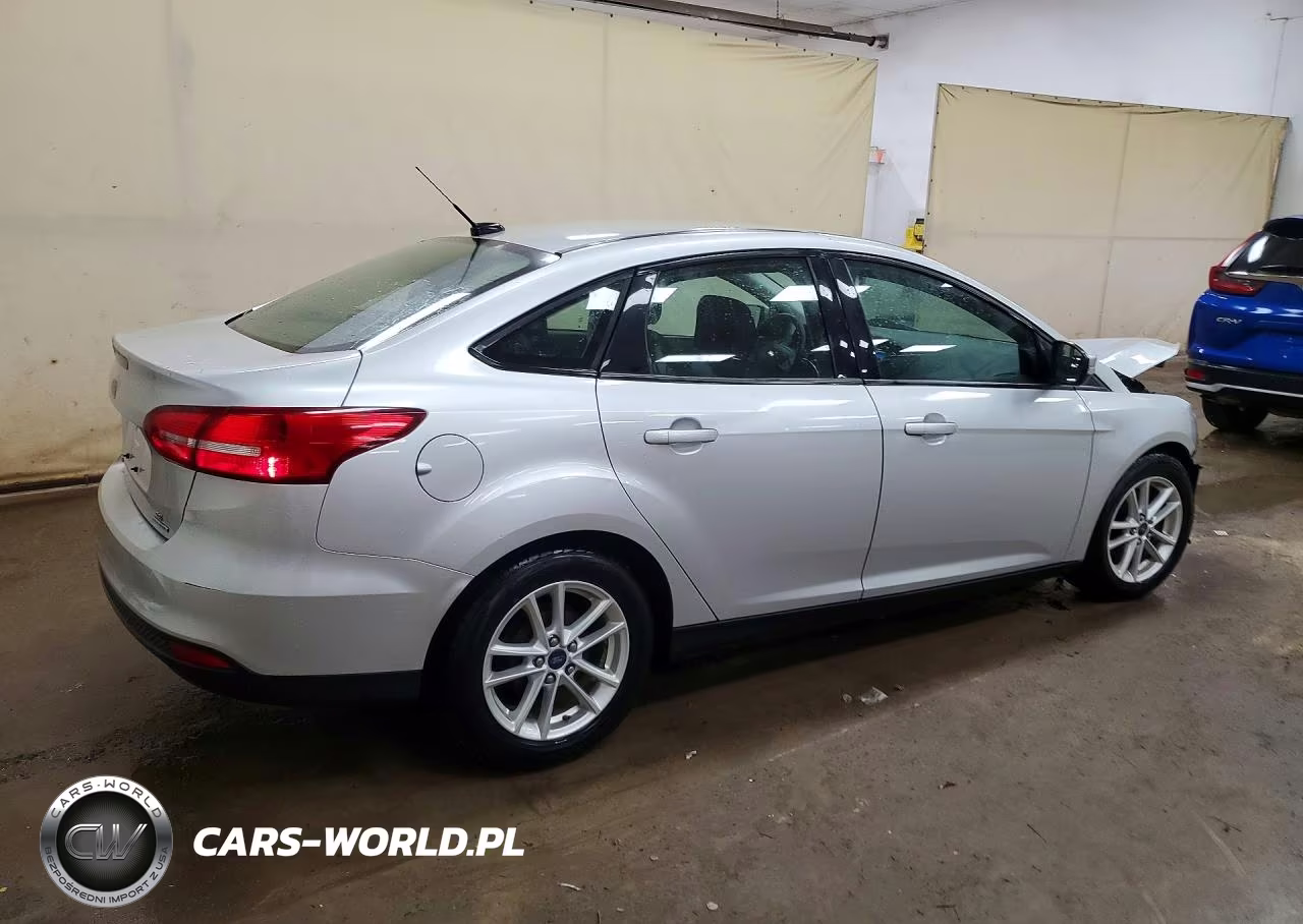 2015 Ford Focus Se VIN:1FADP3F23FL333927 - 3