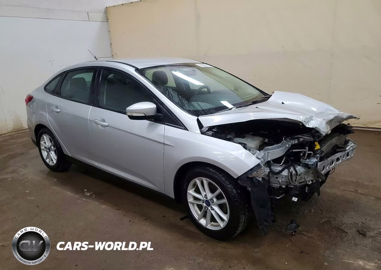 2015 Ford Focus Se VIN:1FADP3F23FL333927 - 4