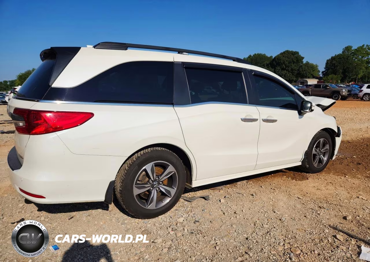 2018 Honda Odyssey Touring VIN:5FNRL6H85JB051833 - 3