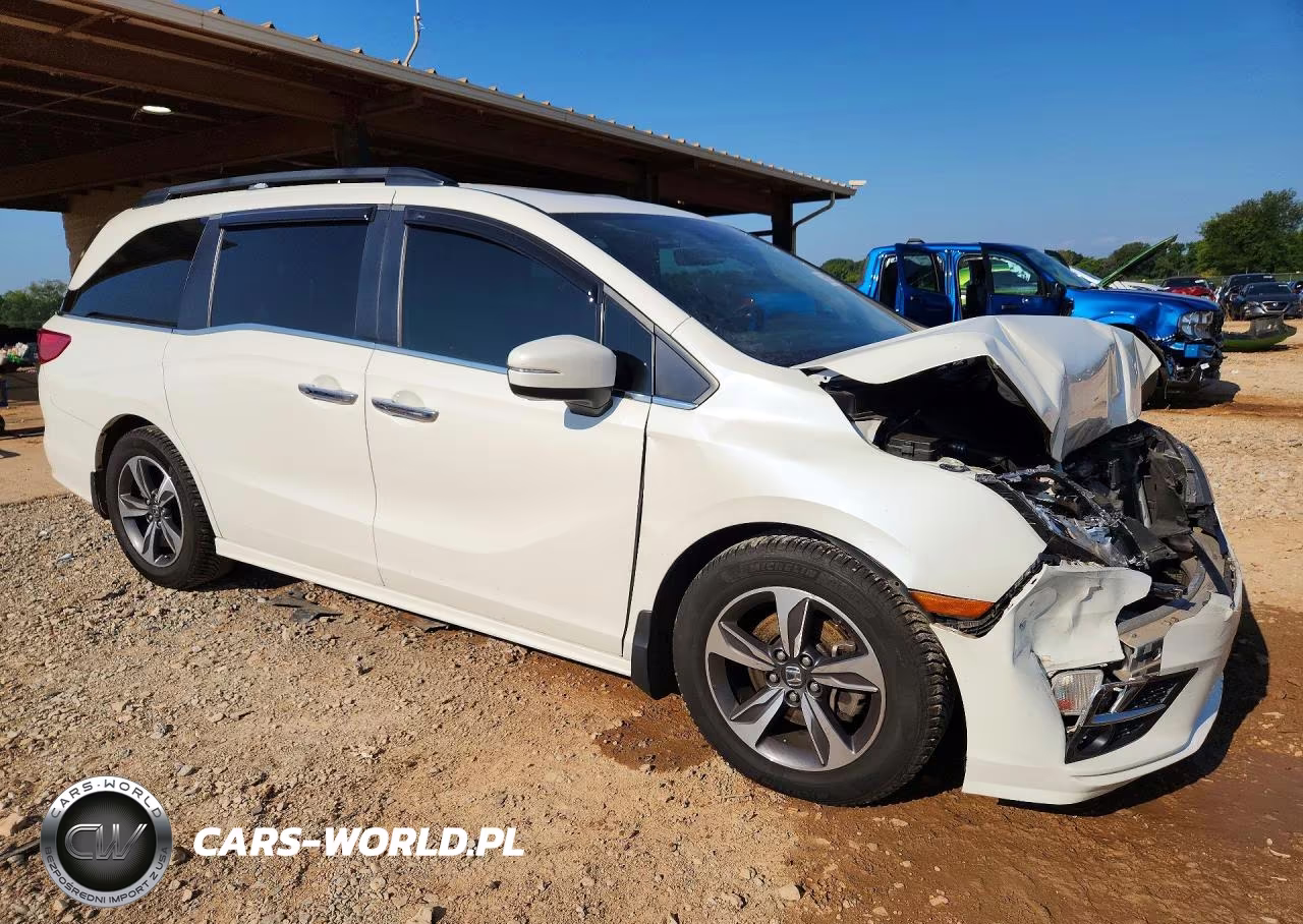 2018 Honda Odyssey Touring VIN:5FNRL6H85JB051833 - 4
