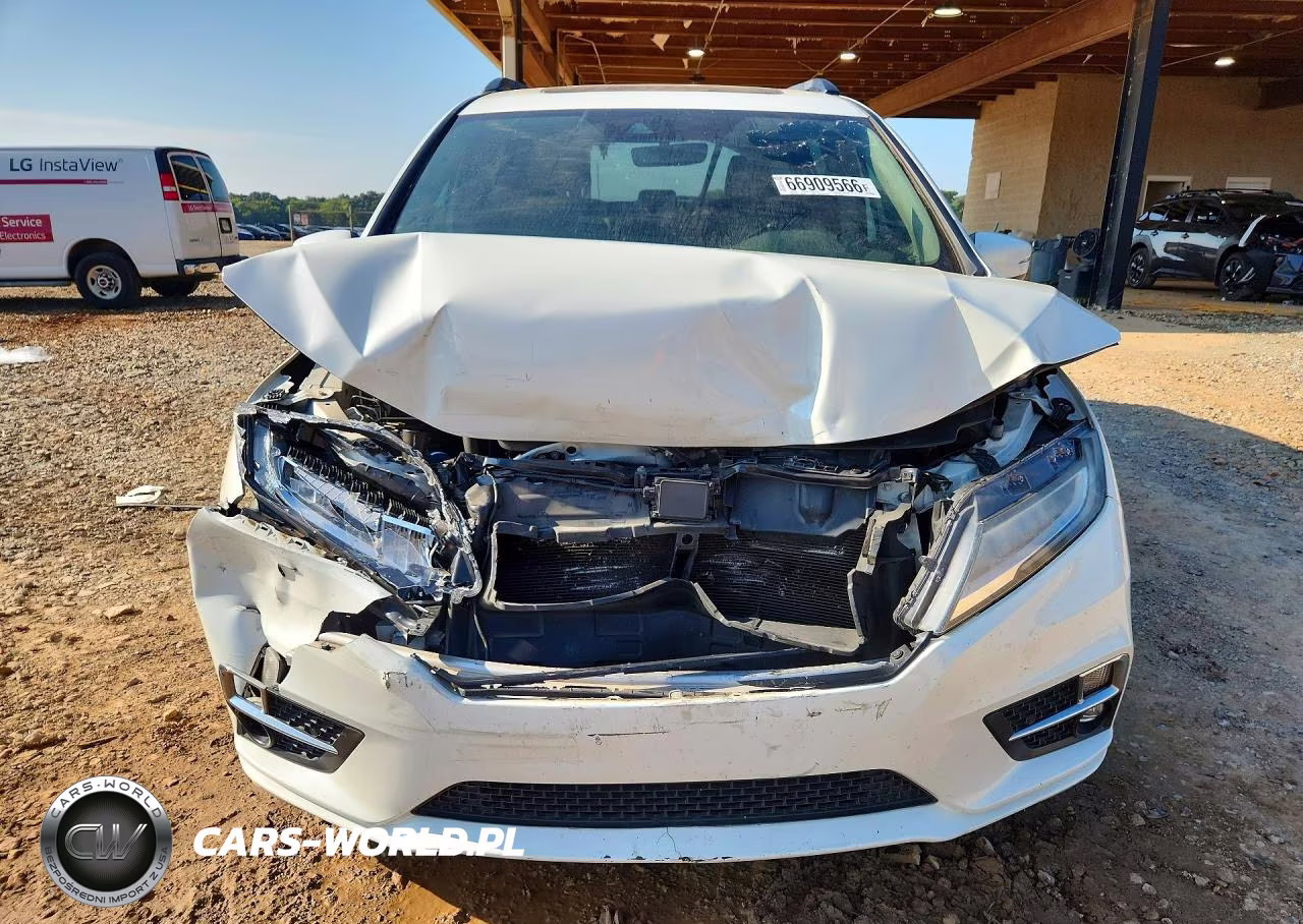 2018 Honda Odyssey Touring VIN:5FNRL6H85JB051833 - 5