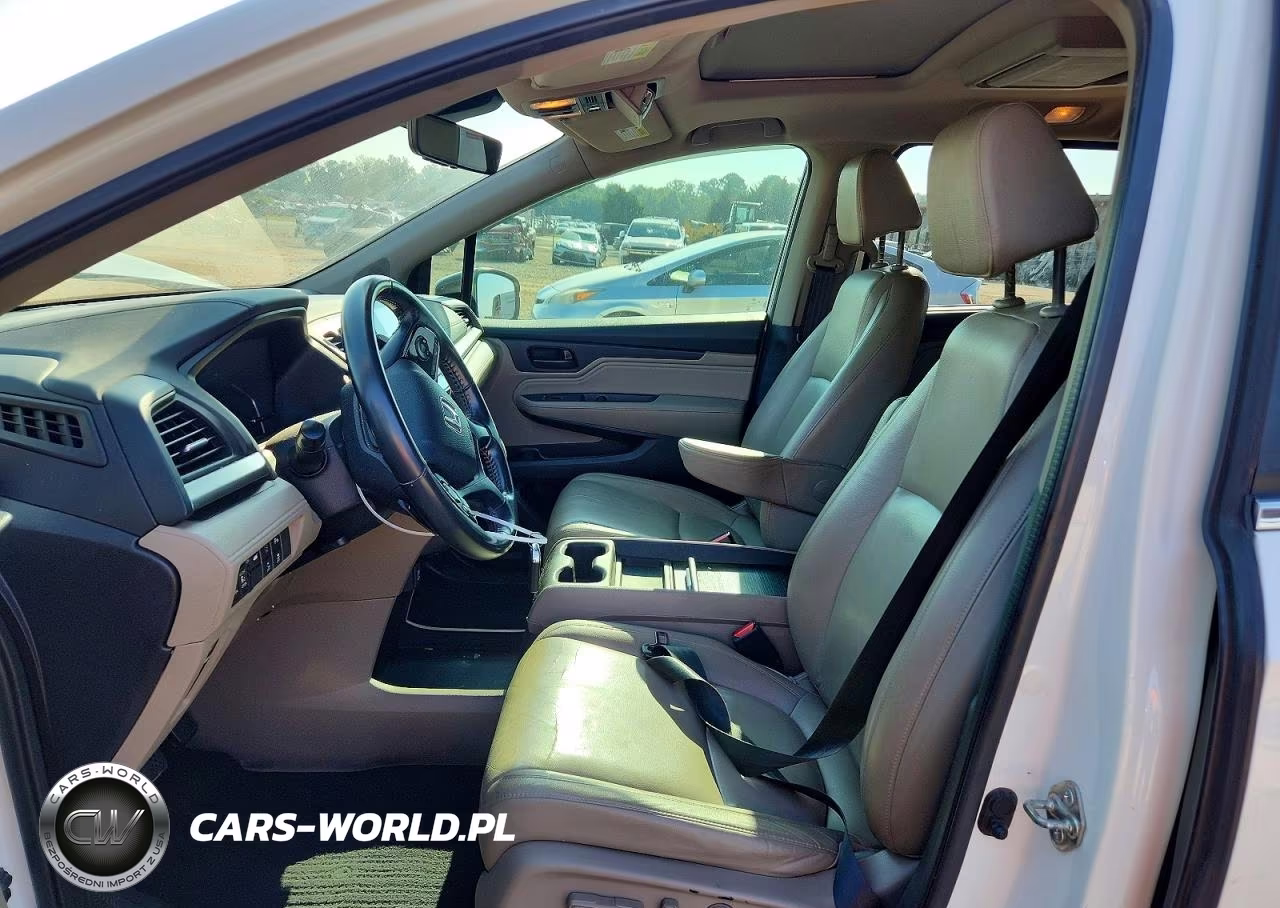 2018 Honda Odyssey Touring VIN:5FNRL6H85JB051833 - 7
