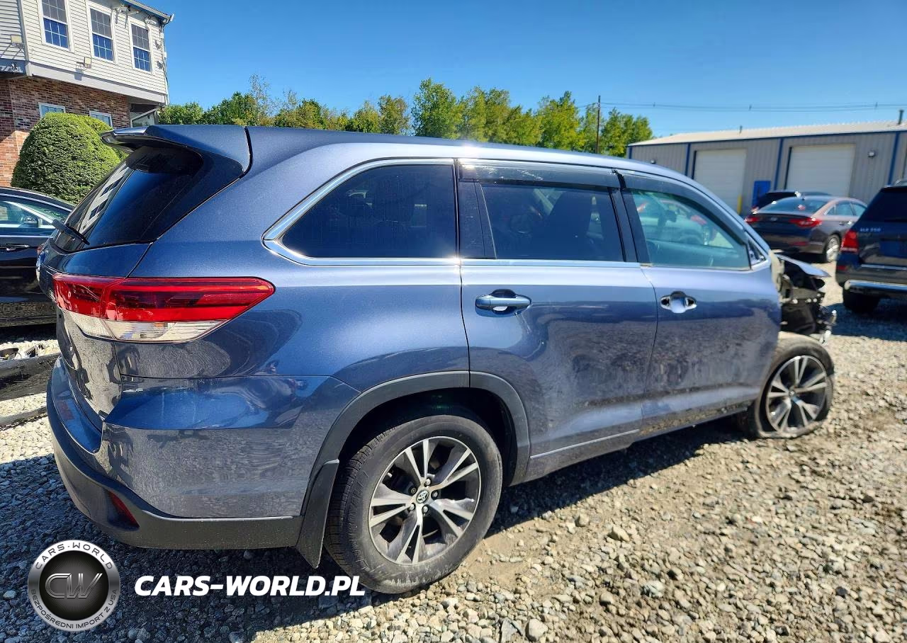 2018 Toyota Highlander Le VIN:5TDBZRFH4JS876844 - 3