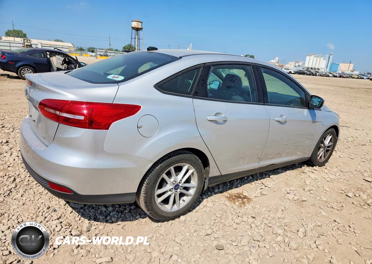 2015 Ford Focus Se VIN:1FADP3F26FL360359 - 3
