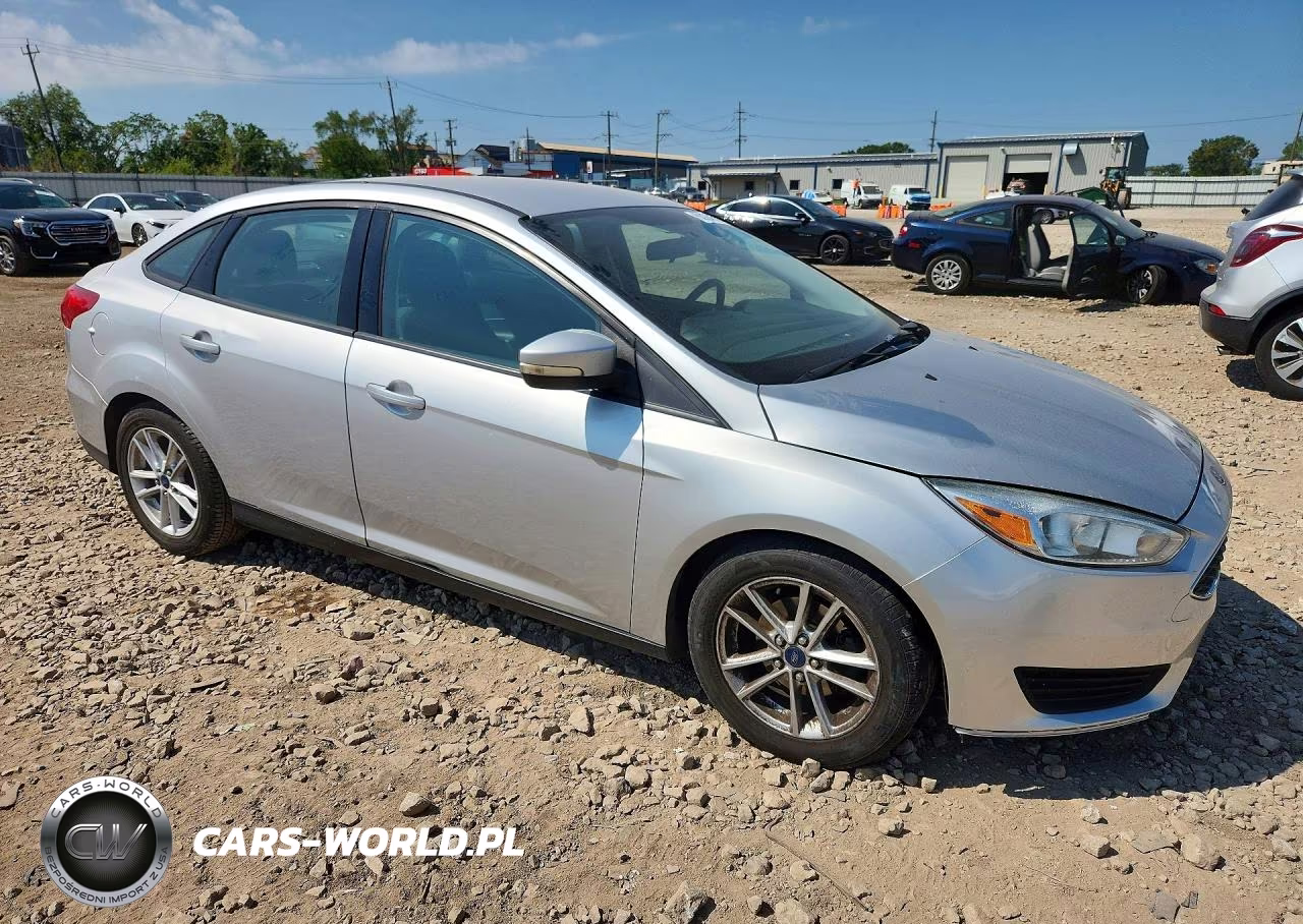 2015 Ford Focus Se VIN:1FADP3F26FL360359 - 4