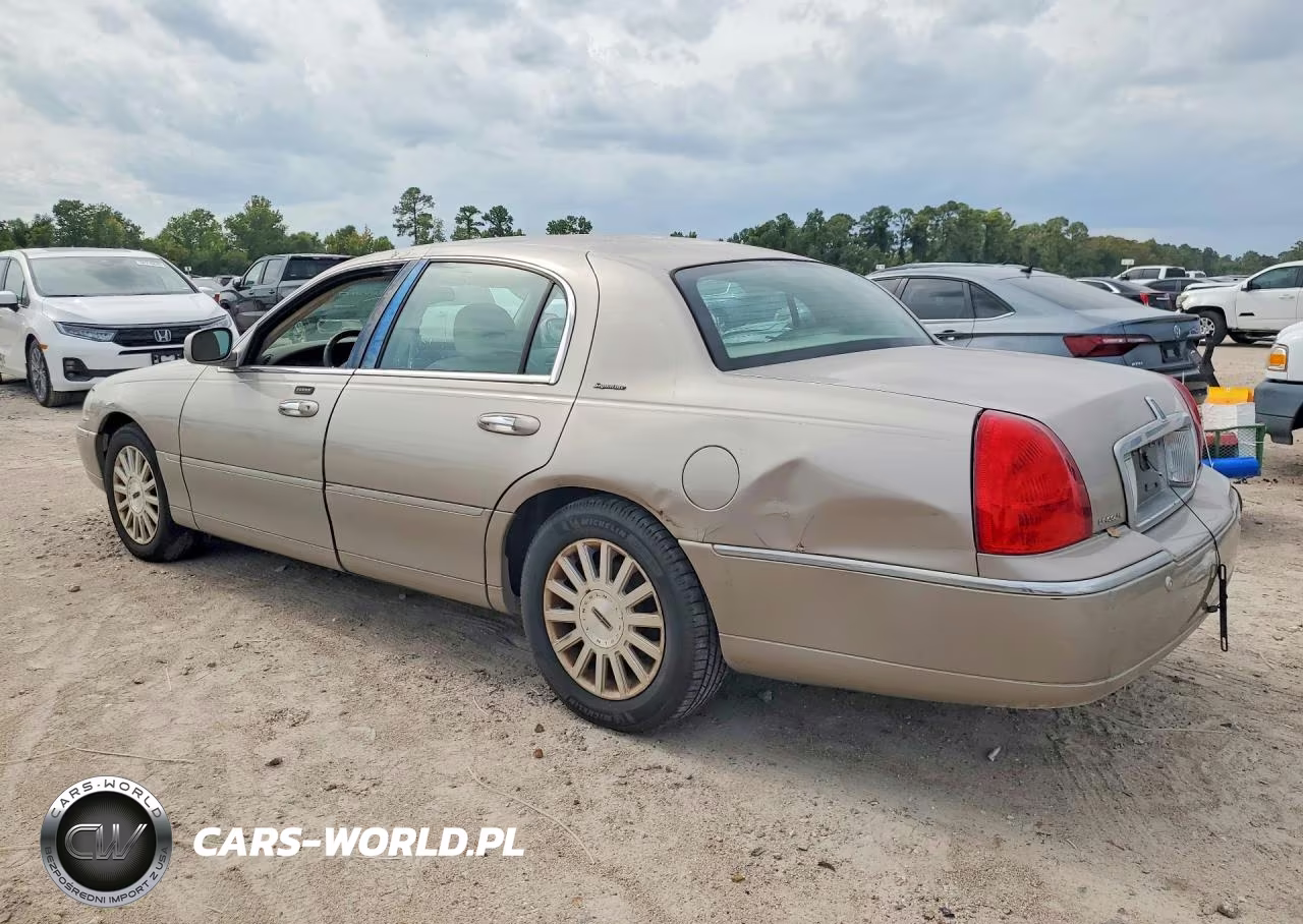 2003 Lincoln Town Car Signature VIN:1LNHM82WX3Y622131 - 2