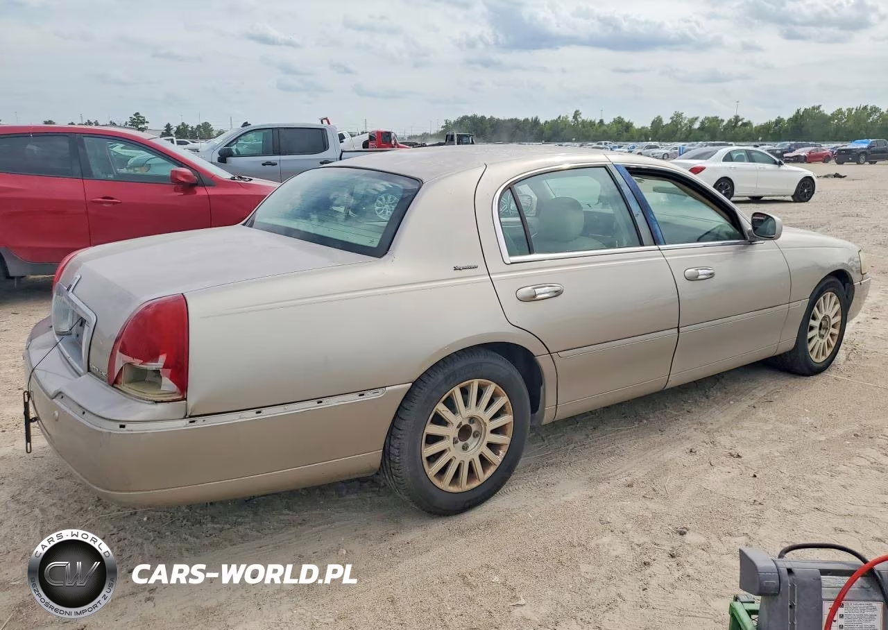 2003 Lincoln Town Car Signature VIN:1LNHM82WX3Y622131 - 3