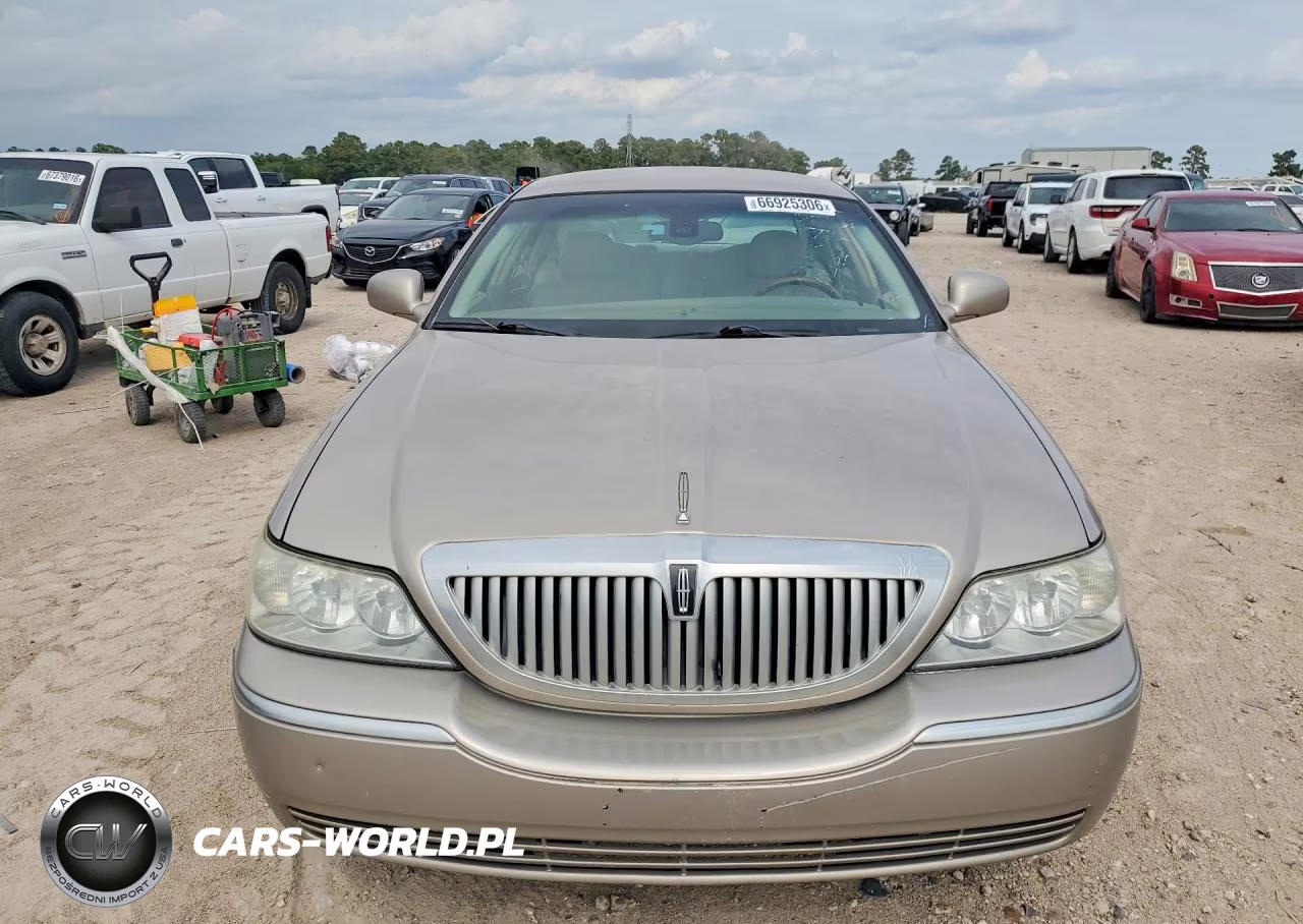 2003 Lincoln Town Car Signature VIN:1LNHM82WX3Y622131 - 5