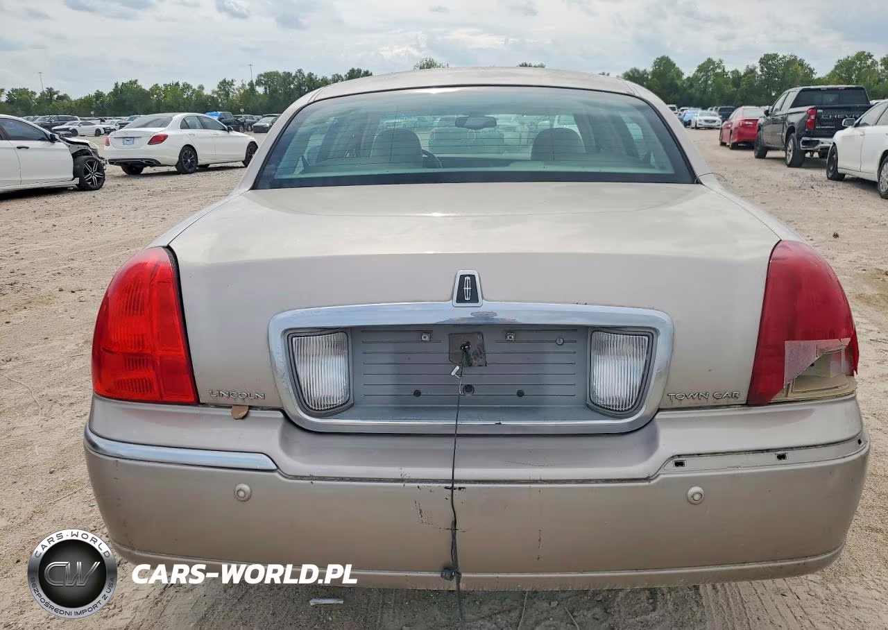 2003 Lincoln Town Car Signature VIN:1LNHM82WX3Y622131 - 6