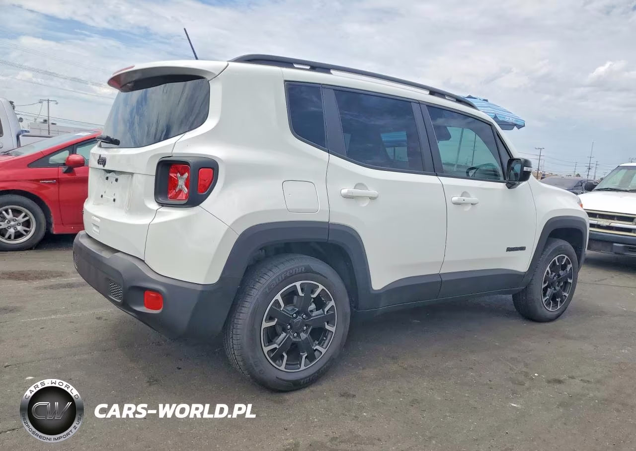 2023 Jeep Renegade Latitude VIN:ZACNJDB12PPP63638 - 3
