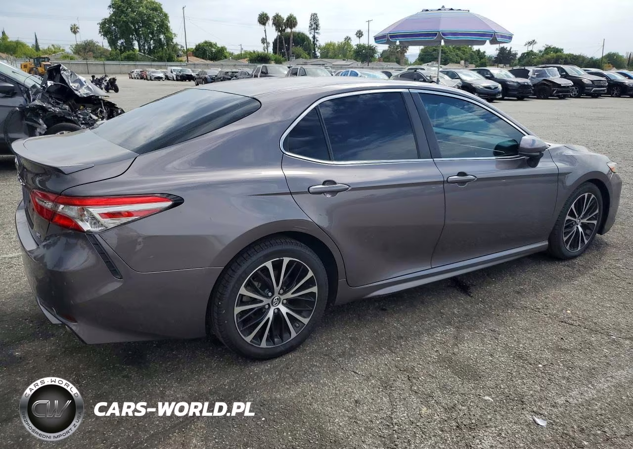 2018 Toyota Camry Se VIN:4T1B11HK4JU081320 - 3