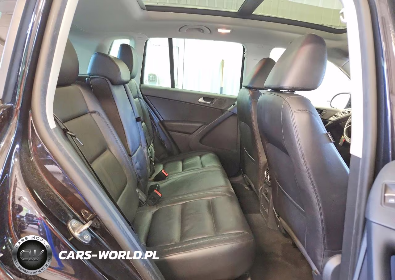 2017 Volkswagen Tiguan Sport VIN:WVGUV7AXXHK017083 - 11