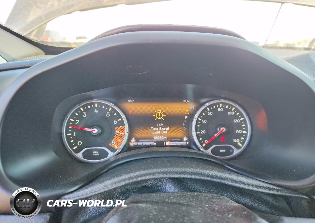 2020 Jeep Renegade Latitude VIN:ZACNJAB14LPL70586 - 9