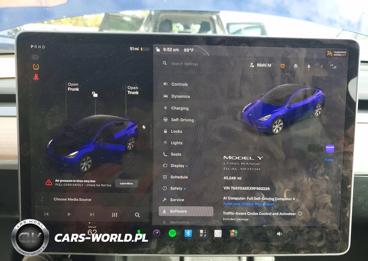 2024 Tesla Model Y VIN:7SAYGAEEXRF982226 - 9