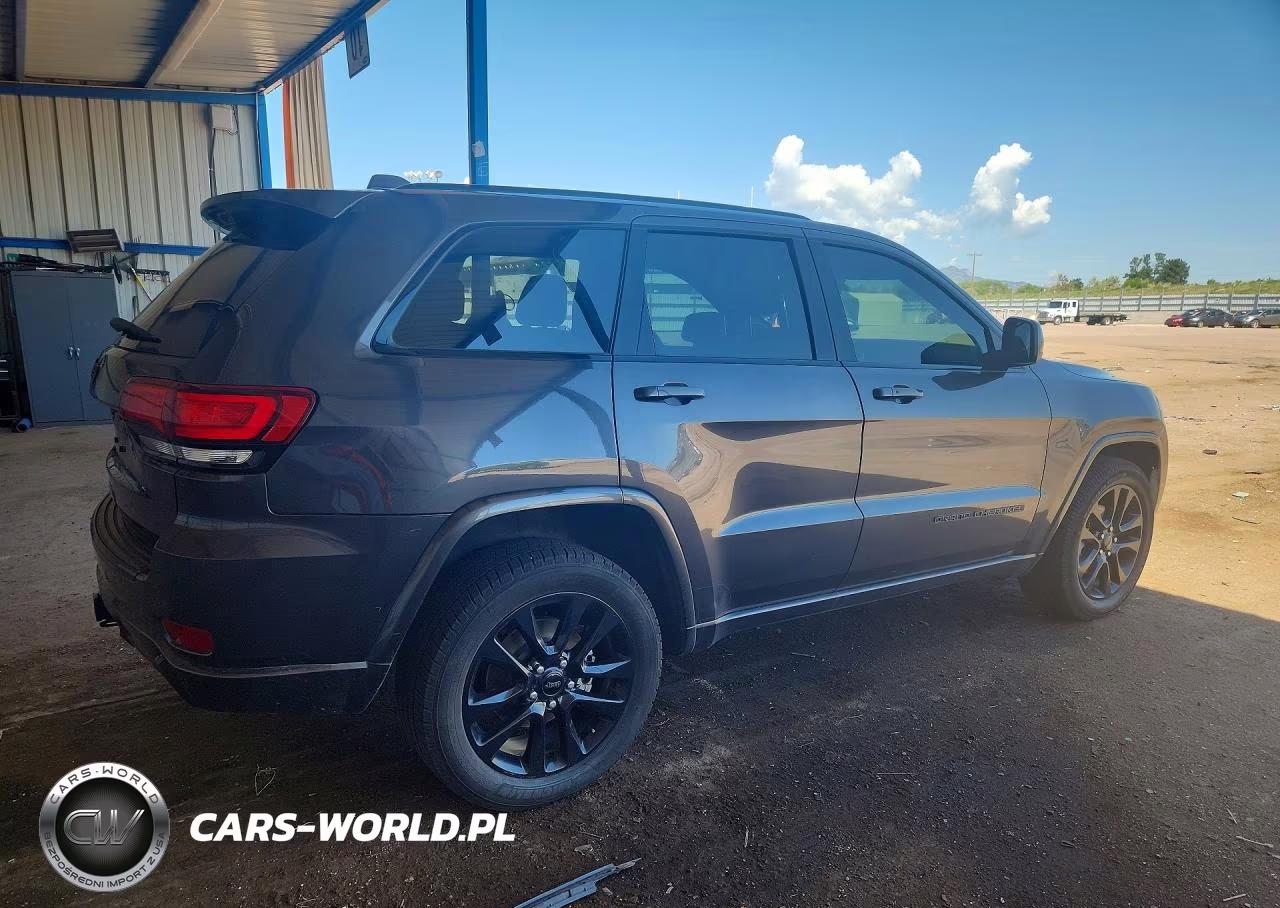 2017 Jeep Grand Cherokee Laredo VIN:1C4RJFAG9HC786247 - 3