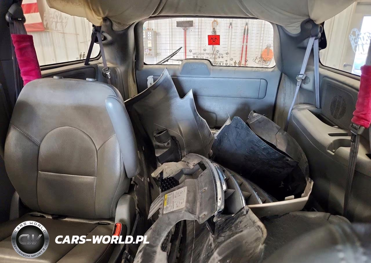 2005 Chrysler Town & Country Limited VIN:2C8GP64L55R182114 - 10
