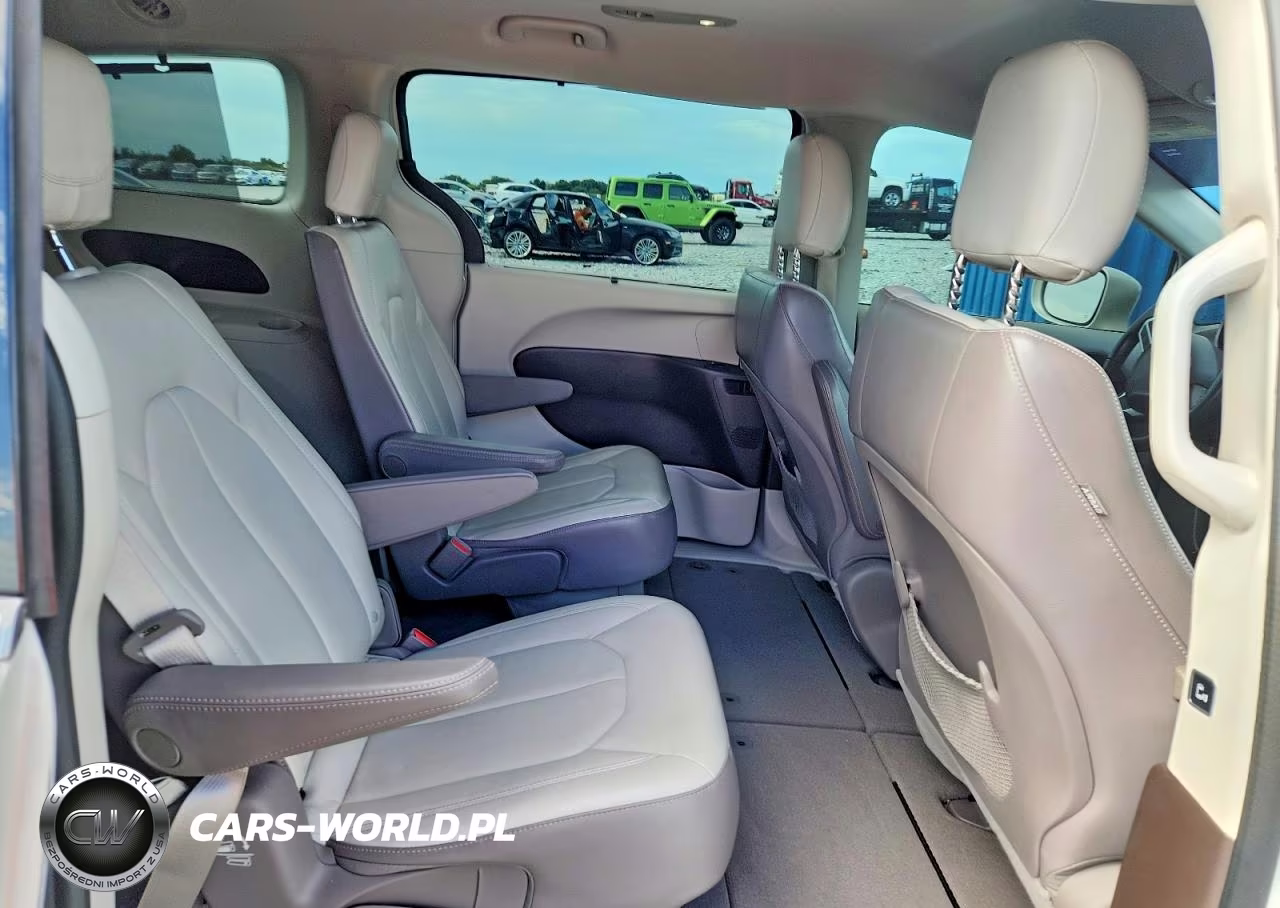 2017 Chrysler Pacifica Touring L VIN:2C4RC1BG8HR610597 - 11