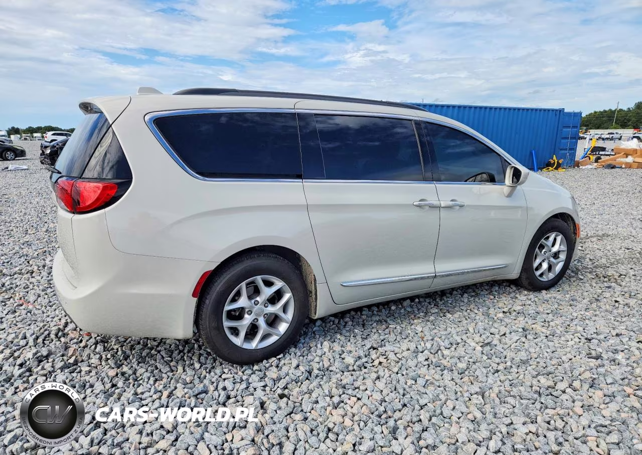 2017 Chrysler Pacifica Touring L VIN:2C4RC1BG8HR610597 - 3
