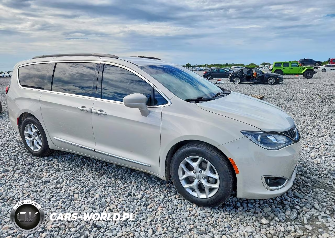 2017 Chrysler Pacifica Touring L VIN:2C4RC1BG8HR610597 - 4